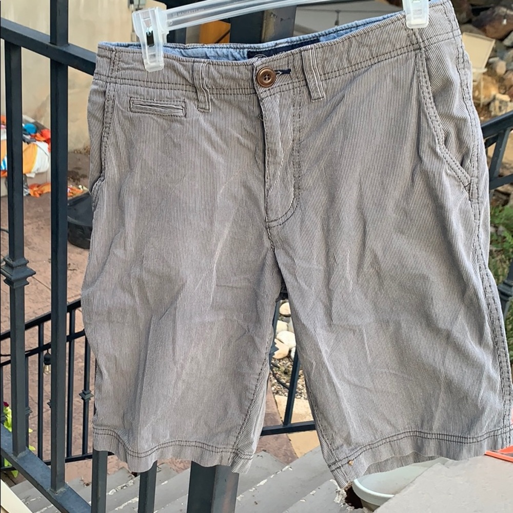 Men’s sz 29 waist American Eagle gray-striped shrt